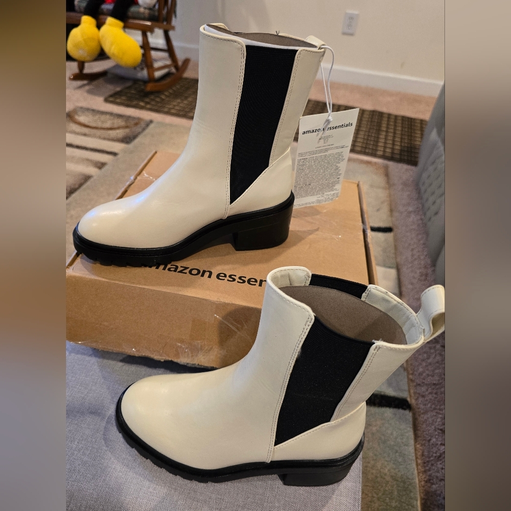 Amazon Essentials Cream and Black Chelsea Boots Size 6